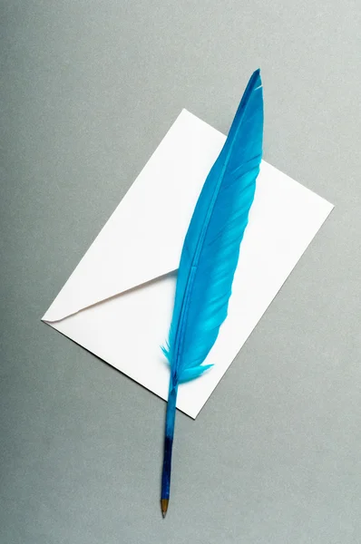 信和背景上的羽毛 — 图库照片