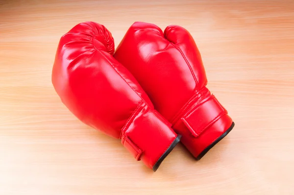 テーブルの上のボクシング グローブ — ストック写真