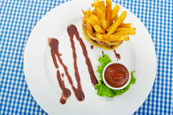 Pommes mit Ketchup serviert — Stockfoto