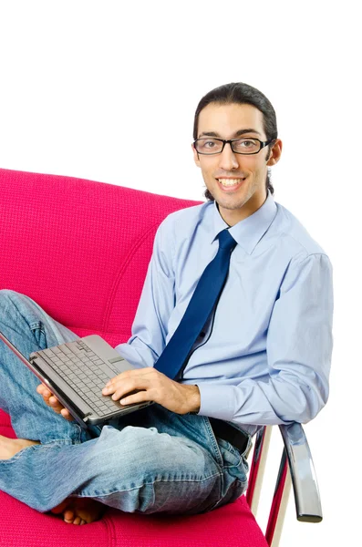 소파에 앉아 노트북으로 작업 하는 학생 — 스톡 사진