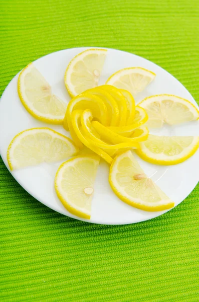 Лимонные ломтики подаются в тарелке — стоковое фото