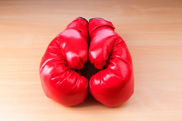 Боксерские перчатки на столе — стоковое фото