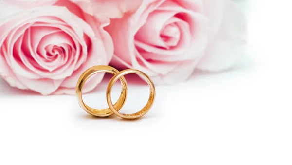 Έννοια του γάμου με τριαντάφυλλα και δαχτυλίδια — Φωτογραφία Αρχείου