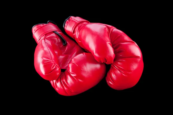 Rode bokshandschoenen geïsoleerd op zwart — Stockfoto