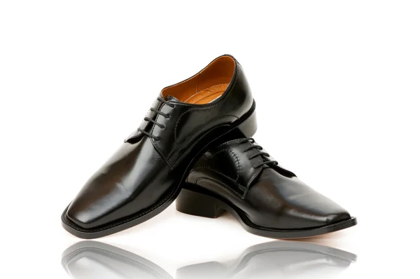 Modekoncept med manliga skor på vitt — Stockfoto