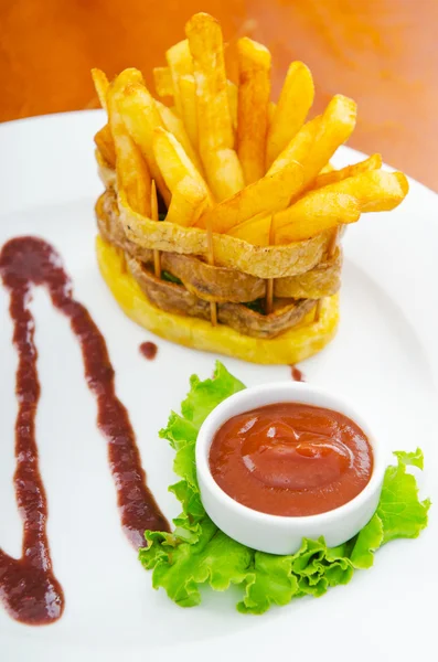 Pommes frites serveras med ketchup — Stockfoto