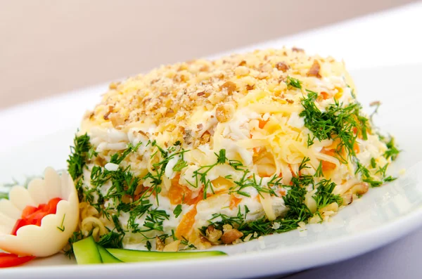 Salada Riussiana servida no prato — Fotografia de Stock