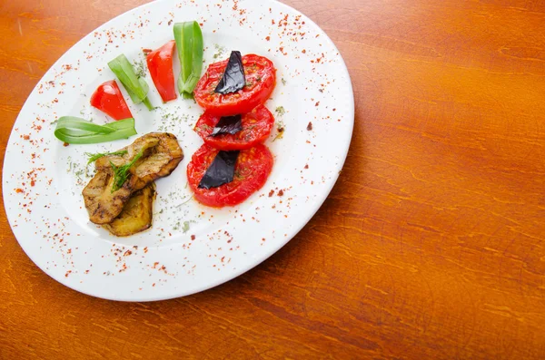 Grilovaná zelenina podávaná na talíři — Stock fotografie