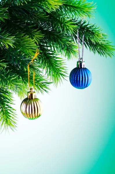 Christbaumkugeln am Weihnachtsbaum im Festkonzept — Stockfoto
