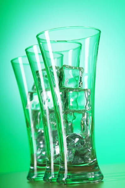 グラデーションの背景に対する水のグラス — ストック写真