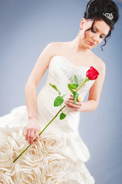 Mooie bruid met roos in de studio schieten — Stockfoto