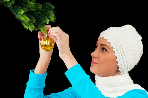 Menina jovem decorando árvore de Natal isolado em preto — Fotografia de Stock
