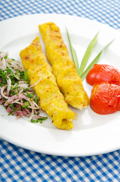 으깬된 감자와 함께 만든 전통적인 아제리어 케밥 — 스톡 사진