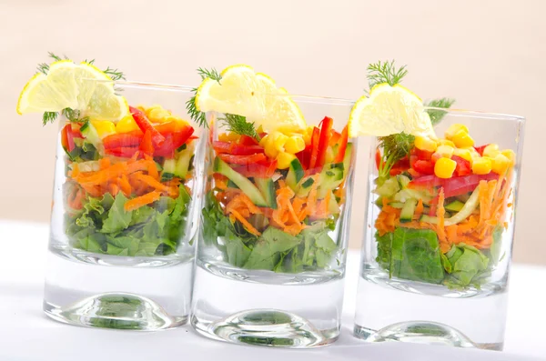 Deliziosa insalata nei bicchieri — Foto Stock
