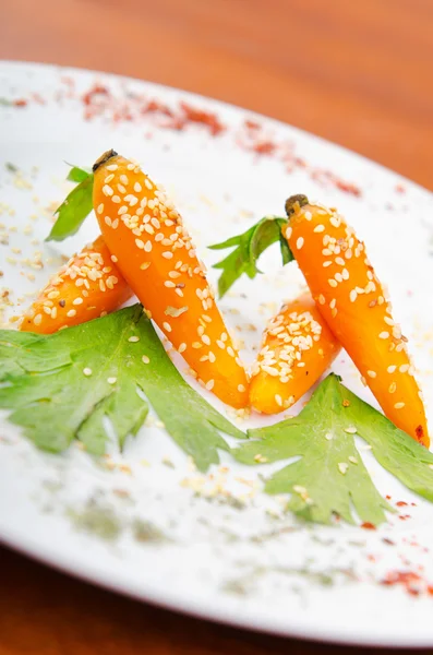 Βραστά καρότα σερβίρεται στο πιάτο — Φωτογραφία Αρχείου