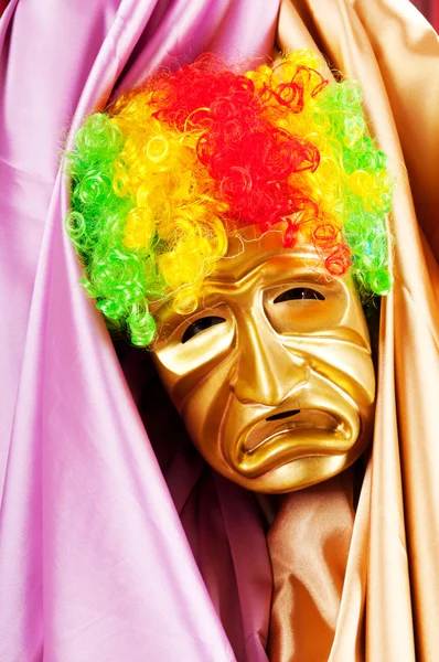 Театральная концепция с актером в маске — стоковое фото