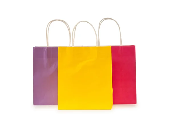 Цветные пакеты для покупок, изолированные на белом — стоковое фото