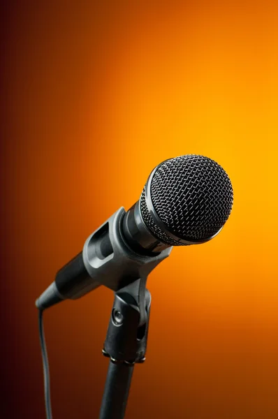 Audio-Mikrofon vor dem Hintergrund — Stockfoto
