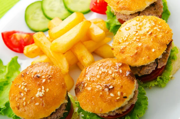Placa con sabrosas mini hamburguesas —  Fotos de Stock