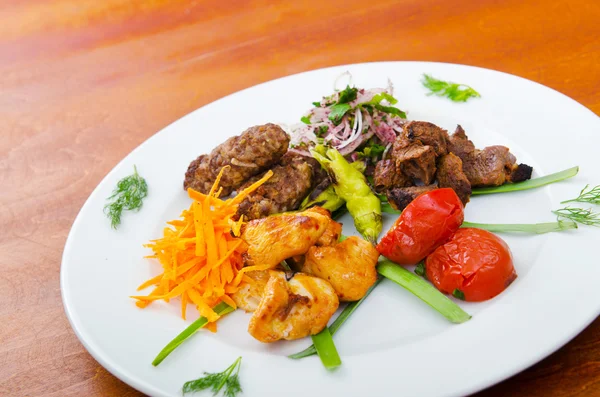 Assiette avec de savoureux kebabs lampe — Photo