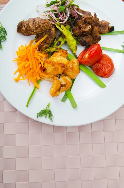 Deska s chutné lampa kebab — Stock fotografie