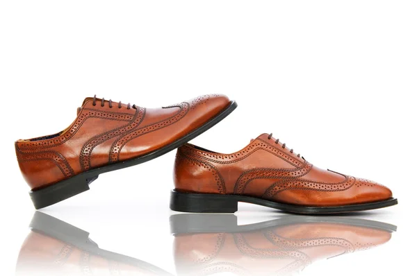 Concepto de moda con zapatos masculinos en blanco — Foto de Stock