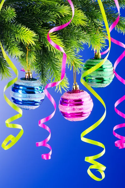 お祝いの概念でクリスマス ツリーにつまらないもの — ストック写真
