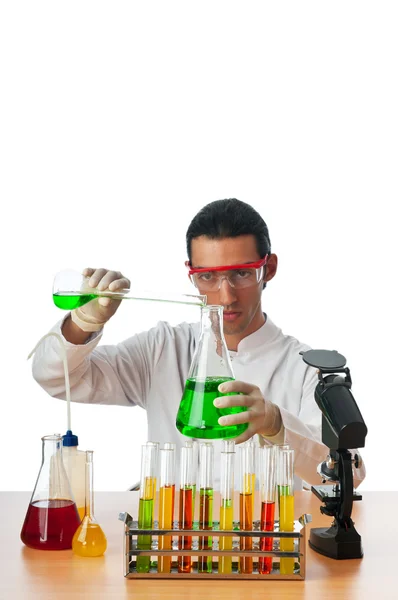 Estudante que trabalha no laboratório químico — Fotografia de Stock