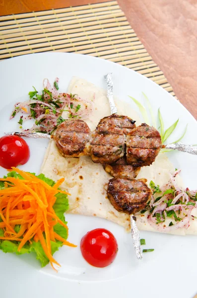 Köttets kök - kebab serveras i tallrik — Stockfoto