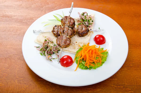 Cocina de carne - kebab servido en plato —  Fotos de Stock