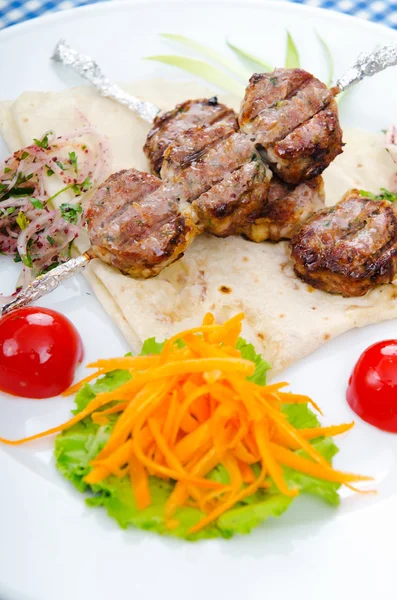 Cozinha de carne - kebab servido em prato — Fotografia de Stock