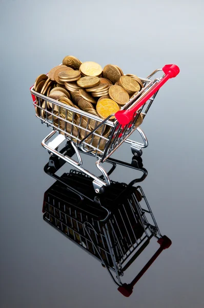 Nákupní vozík a zlatých mincí — Stock fotografie