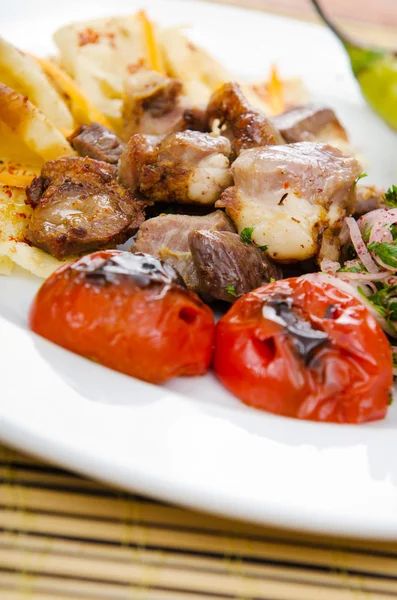 Vleeskeuken - kebab geserveerd in bord — Stockfoto