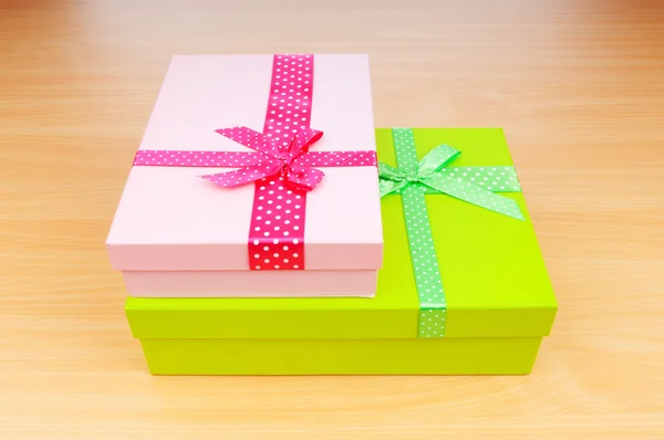 Concetto natalizio con scatola regalo in tavola Immagine Stock