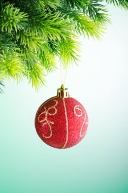 baubles kavramı kutlama Noel ağacı üzerinde