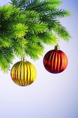 baubles kavramı kutlama Noel ağacı üzerinde