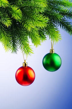 baubles kavramı kutlama Noel ağacı üzerinde