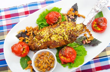 Kuzu budu tabakta servis edilir.
