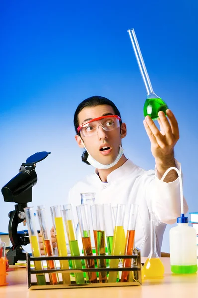 Químico en el laboratorio experimentando con soluciones —  Fotos de Stock