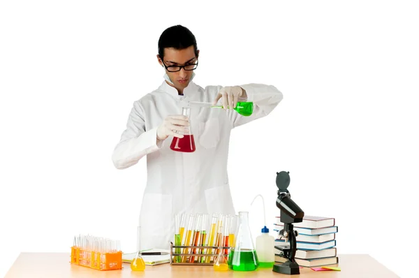 Студент, работающий в химической лаборатории — стоковое фото