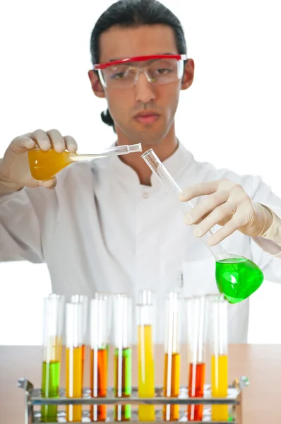 Φοιτητής που εργάζεται στο χημικό εργαστήριο — Φωτογραφία Αρχείου