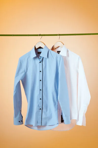Hemd hängt am Kleiderbügel — Stockfoto