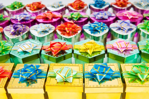 Wiele kolorowych pudełek z prezentami — Zdjęcie stockowe