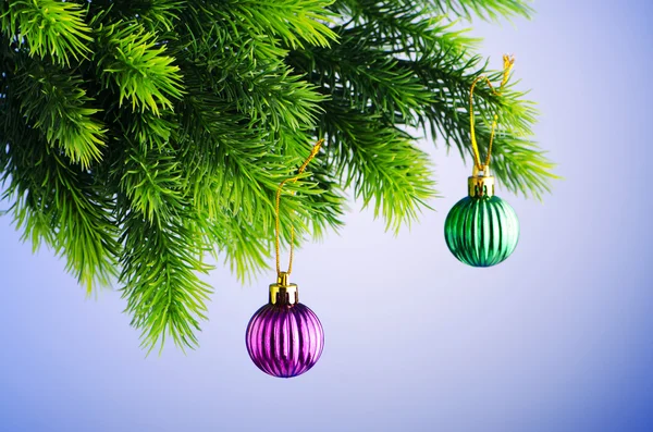 Kerstballen op kerstboom in viering concept — Stockfoto