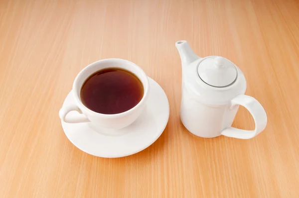 Чай на дерев'яному столі — стокове фото
