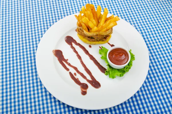 Batatas fritas servidas com ketchup — Fotografia de Stock