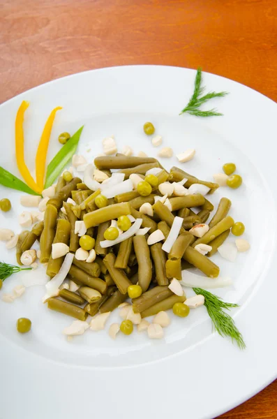 Salade de haricots verts dans l'assiette — Photo