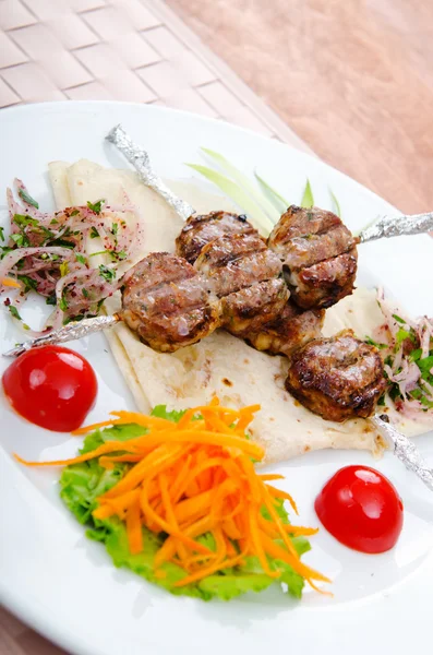 Cuisine de viande - kebab servi dans une assiette — Photo