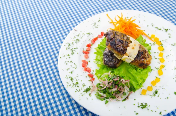 Masová kuchyně - kebab podávaný v talíři — Stock fotografie