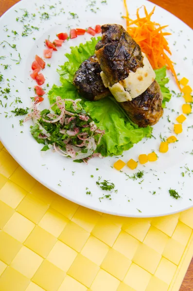 Masová kuchyně - kebab podávaný v talíři — Stock fotografie